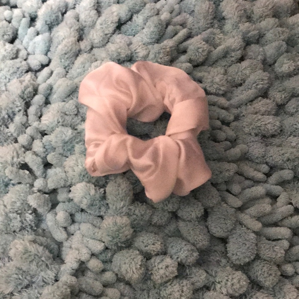 🤍⚡️white, silk scrunchie⚡️🤍